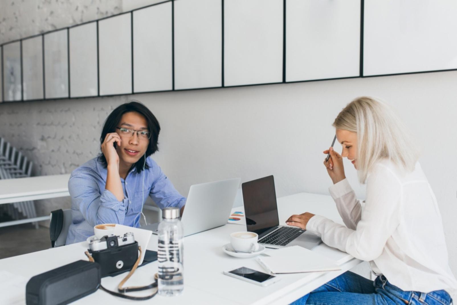 Ambiente profissional de trabalho com análises financeiras